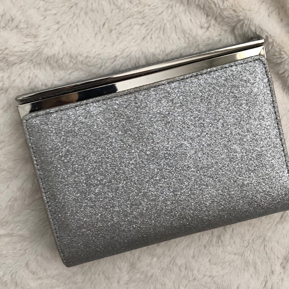Beautiful silver clutch/purse combo!
